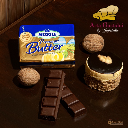 Gabriella pascaru bisi, arta gustului, deserturile gabriellei, Prajitura cu nuca, crema fina si glazura de ciocolata,  creator de gust, creator de gusturi, dulciuri de sarbatoare, dulciuri fine, prajituri de sarbatoare, prajituri fine, prajituri cu nuca, prajituri cu glazura, glazura de ciocolata, meggle, meggle romania, unt meggle, prajituri delicioase, prajituri bune, prajituri originale