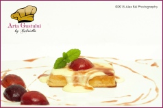 Waffle cu crema si prune caramelate